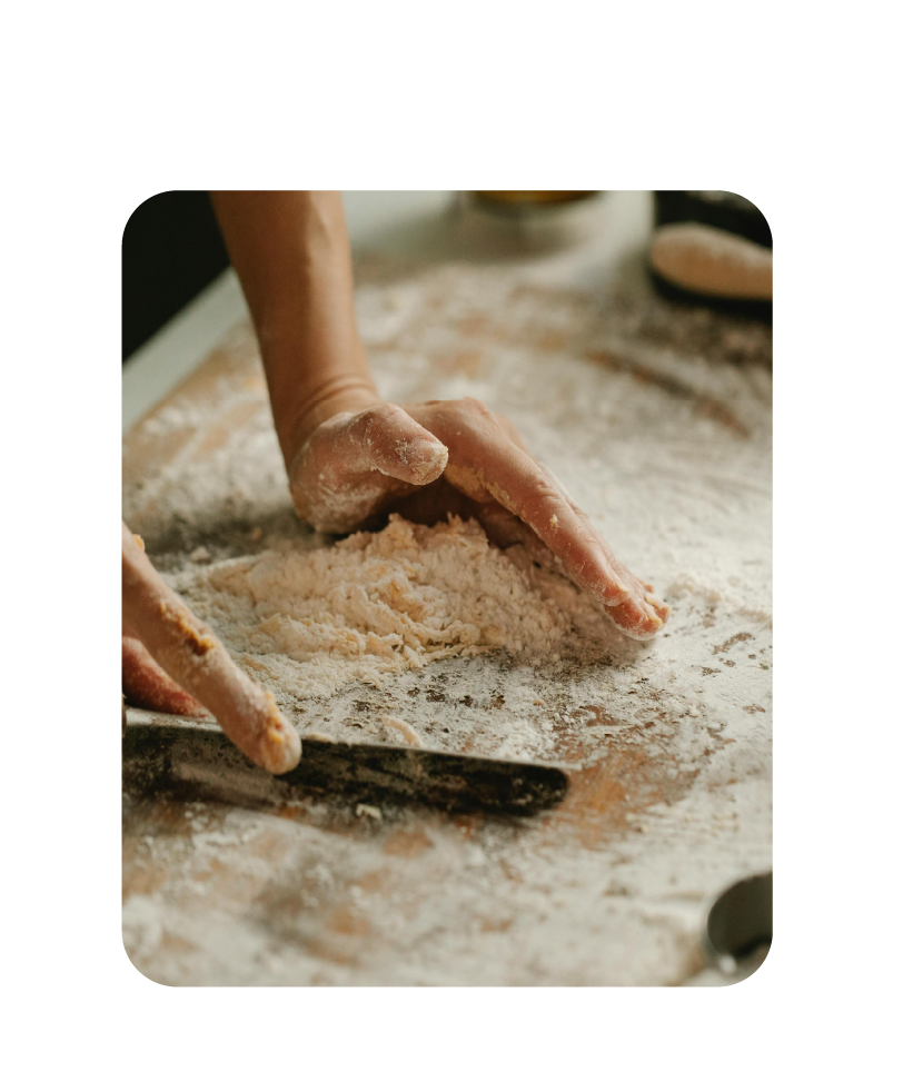 Handen die een koekje vasthouden
